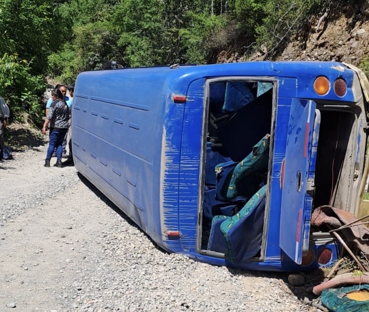 Volcamiento de bus en sector rural de Panguipulli deja al menos 15 personas lesionadas