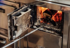 Valdivia lanza programa gratuito para limpieza de cañones de estufas a leña