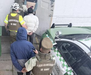 Caen cuatro involucrados en violento robo a tienda en Valdivia: Huyeron en taxi con televisor robado