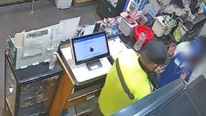 Con cuchillo en mano: Pareja asalta servicentro en Lanco e intimida a cajera para robar $50 mil