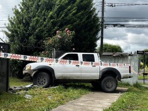 Conductor atropelló a dos personas, una murió y terminó chocando contra cerco del Registro Civil de Río Bueno