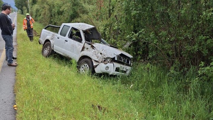 Conductora choca contra un poste en ruta Los Lagos-Riñihue tras perder el control de su camioneta