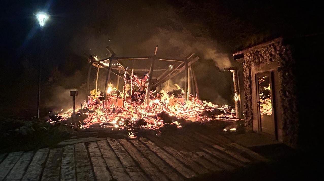 Investigan incendio en termas Rañintulelfu en Huilo Huilo: Fiscalía no descarta participación de terceros