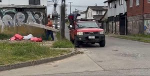 Tras video de personas botando basura en Valdivia: Municipio advierte multas que superan los $340 mil