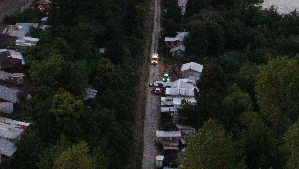 Adolescente fue atacada con arma blanca en plena calle en Los Lagos: Hay un detenido por femicidio frustrado