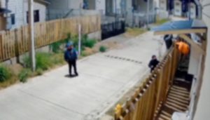 Cámara registró robo de balón de gas desde el interior de una casa en Río Bueno: Hay dos detenidos