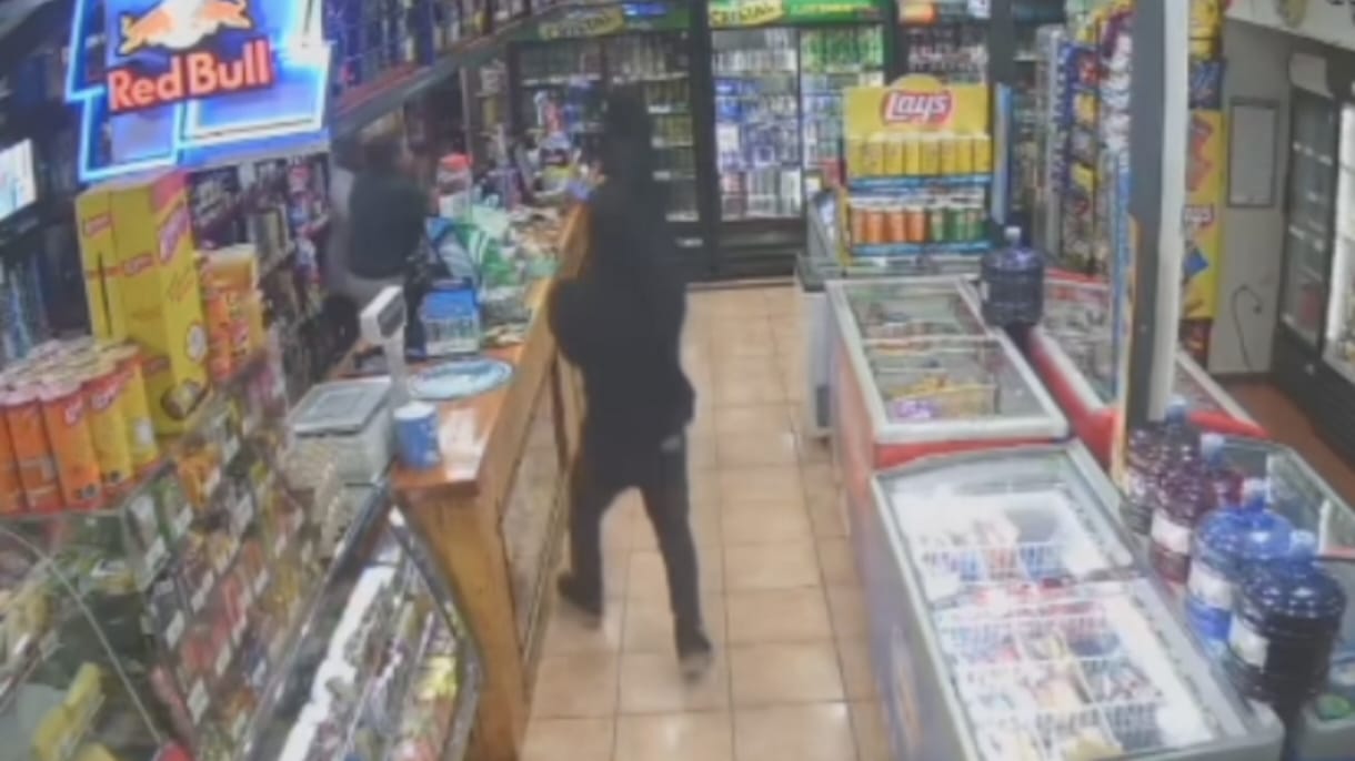 Delincuentes con rostro cubierto y armas de fuego asaltan botillería en pleno centro de Río Bueno