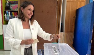 Alcaldesa Carla Amtmann llama a votar “con calma y esperanza” en una jornada marcada por la normalidad