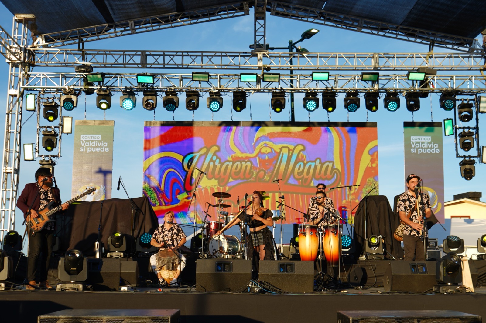 Música tropical y baile al aire libre marcan el inicio del verano en la Costanera de Valdivia