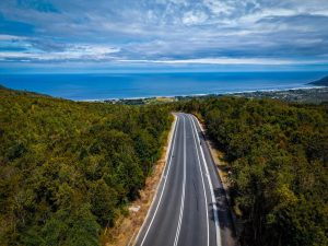 Avanza mejoramiento de la Ruta Torobayo–Curiñanco con nueva infraestructura y seguridad