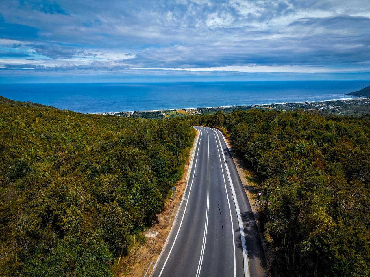 Avanza mejoramiento de la Ruta Torobayo–Curiñanco con nueva infraestructura y seguridad