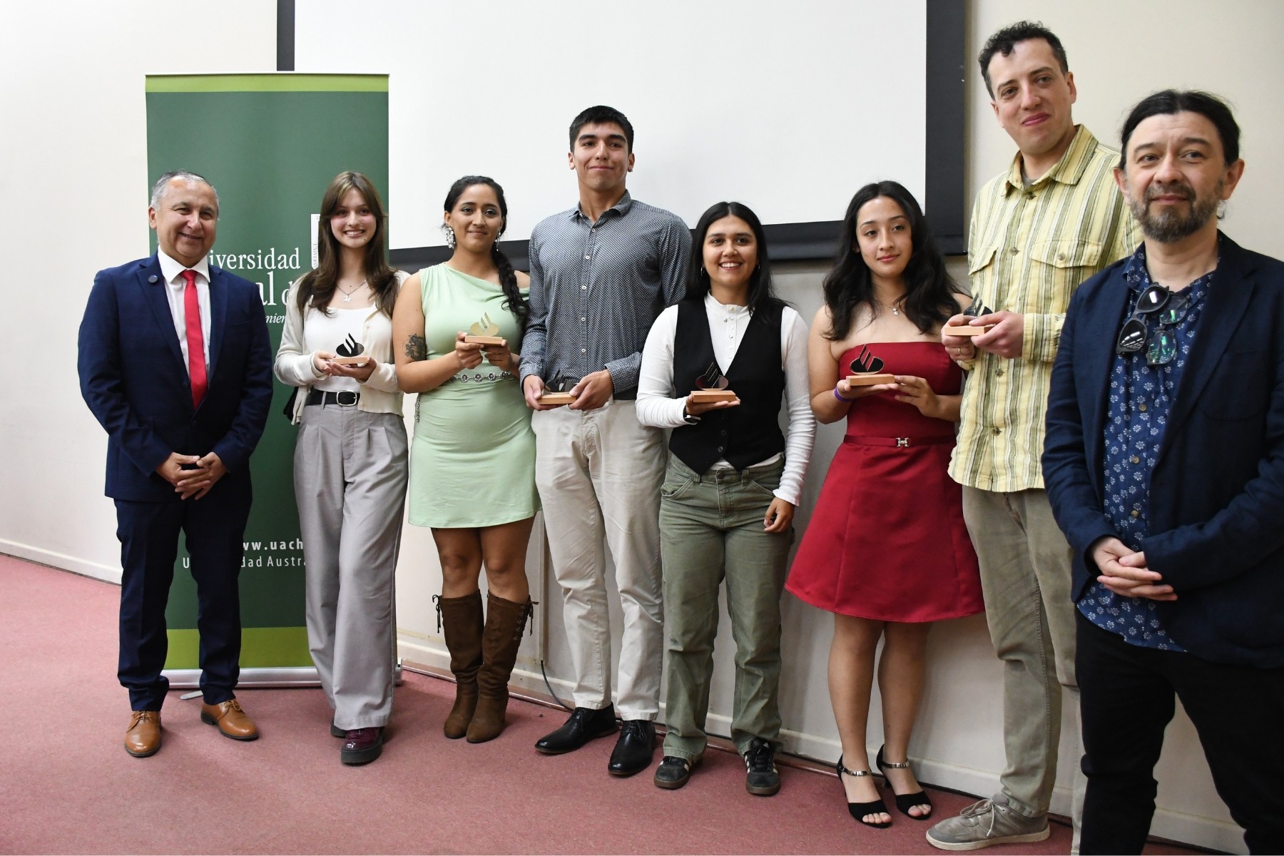 UACh celebró la entrega de Becas Santander Movilidad Internacional Pregrado 2025