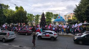 Adherentes de Kast celebran su victoria presidencial en la Plaza de la República de Valdivia