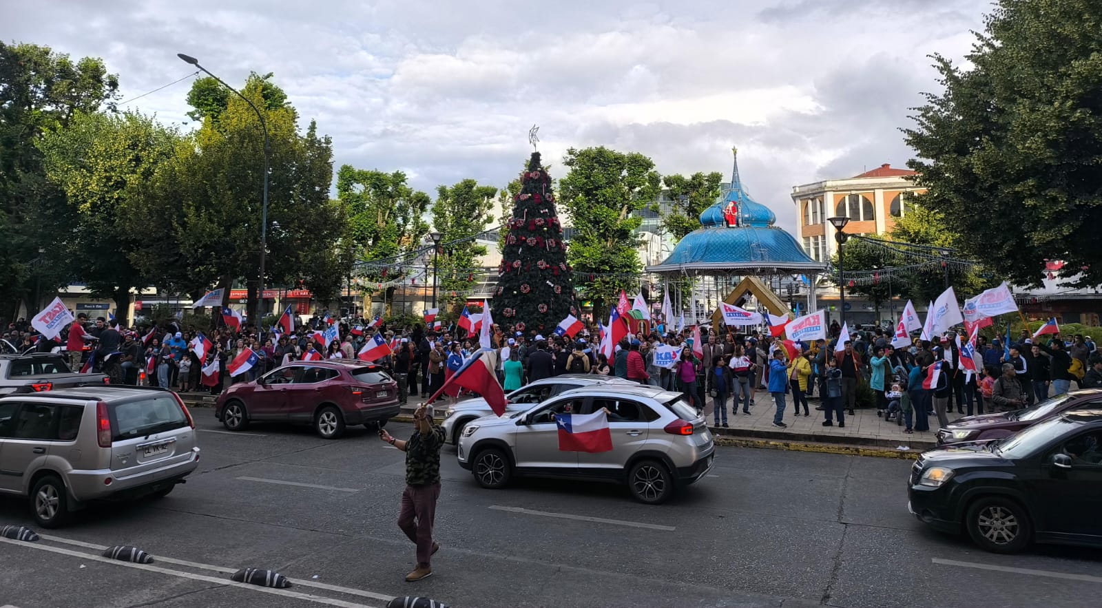 Adherentes de Kast celebran su victoria presidencial en la Plaza de la República de Valdivia