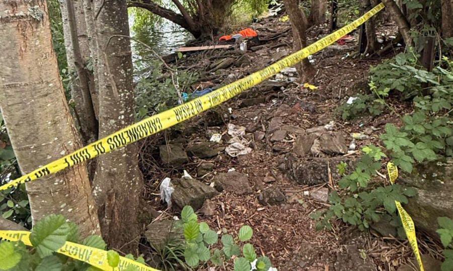 Investigan muerte de hombre encontrado por transeúntes en la ribera del río Calle Calle en Valdivia