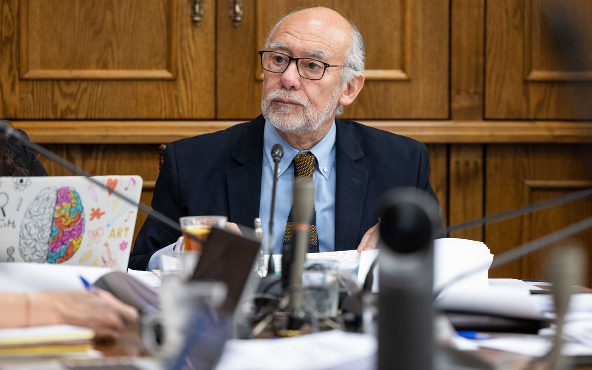 Senador Flores exige “mano dura” a biministro García ante fallas y falta de transparencia en tarifas eléctricas