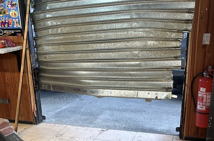 Investigan millonario robo con “alunizaje” en dos locales comerciales de Valdivia