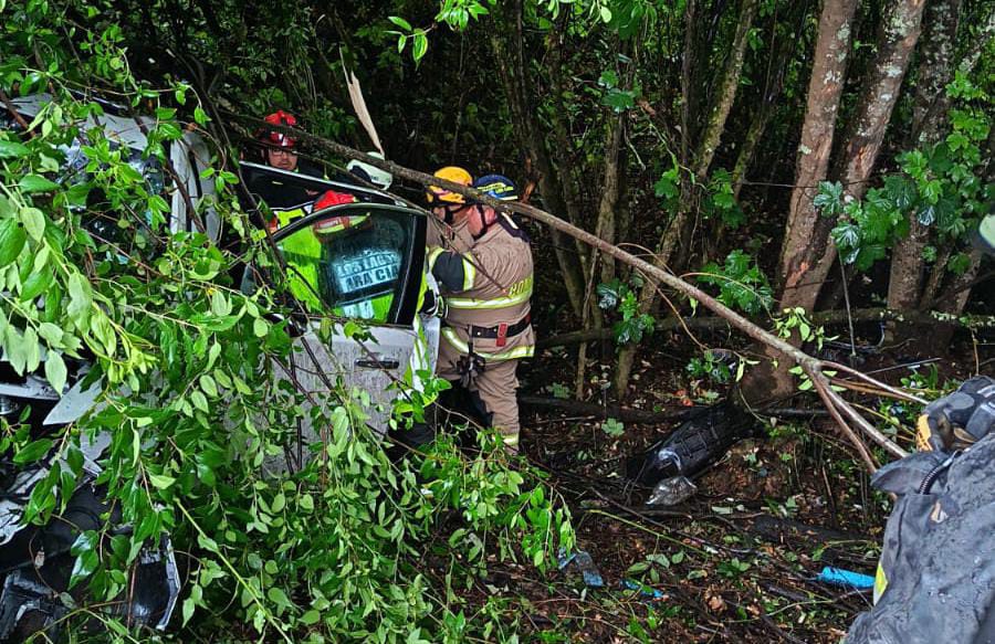 Volcamiento de vehículo en la Ruta 5 Sur deja dos personas lesionadas en Los Lagos