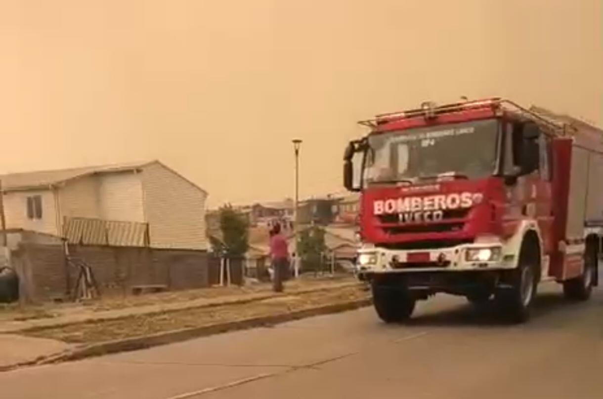 Más de 80 voluntarios y 15 máquinas de Bomberos de Los Ríos se unen al combate de incendios en el Biobío