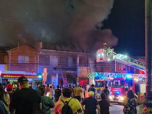 Investigan incendio que dañó dependencias de Energía y Mujer en pleno centro de Valdivia