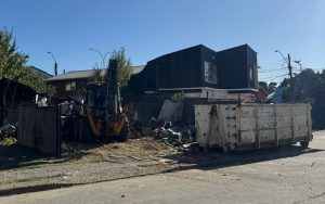 Demuelen vivienda abandonada identificada como foco de delincuencia en Valdivia