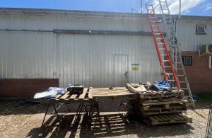 Instalaba paneles: Hombre murió tras caer del techo de un galpón en La Unión