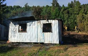 Incendio dejó a mujer embarazada y su familia damnificada en Los Lagos: No se descarta intencionalidad
