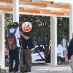 Cámaras captan a jóvenes pegando stickers en nuevas plazas de Valdivia: Debieron retirarlos ellos mismos