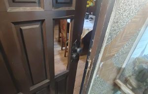 Adulta mayor saltó desde un segundo piso para escapar de un violento robo en su casa en Valdivia