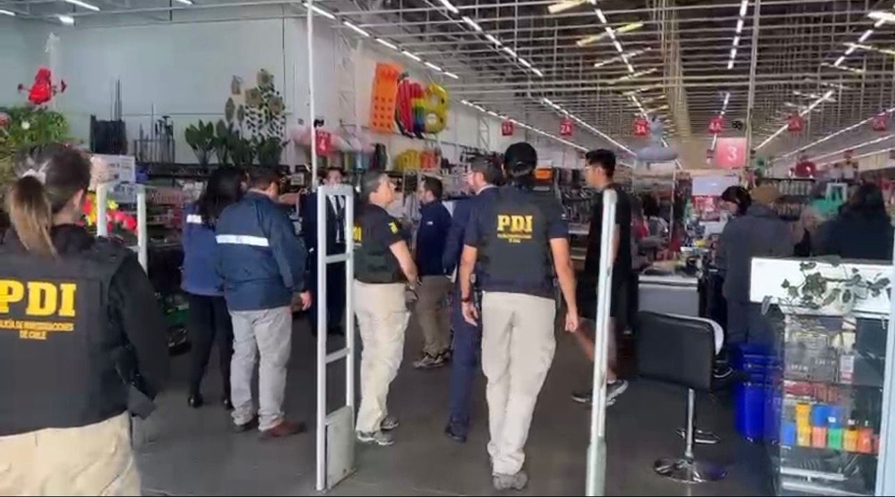 Allanan mall chino en Valdivia por presunta emisión de 163 facturas falsas y millonario perjuicio fiscal