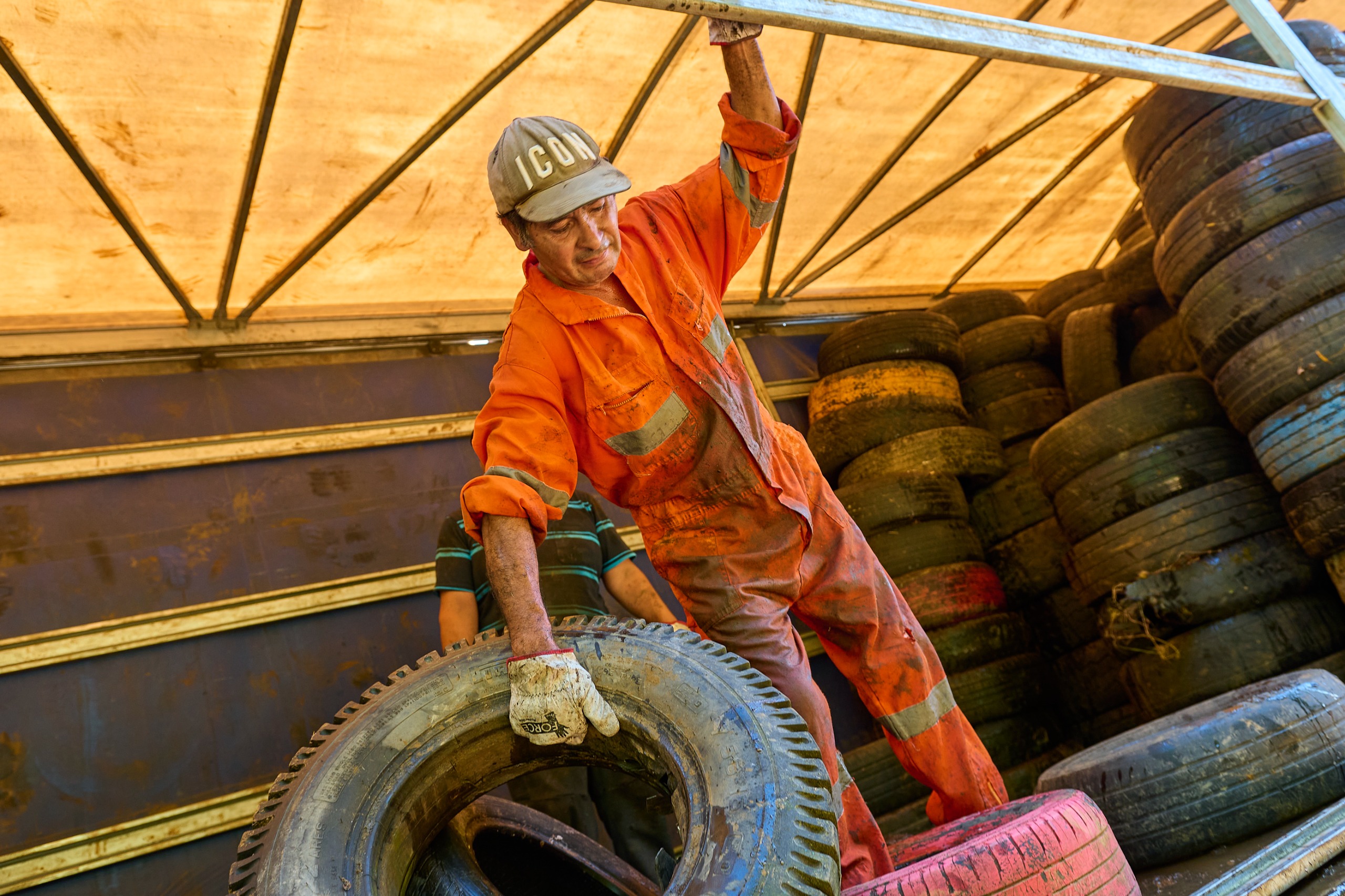 Más de 600 neumáticos en desuso de vehículos municipales de Valdivia fueron entregados para reciclaje