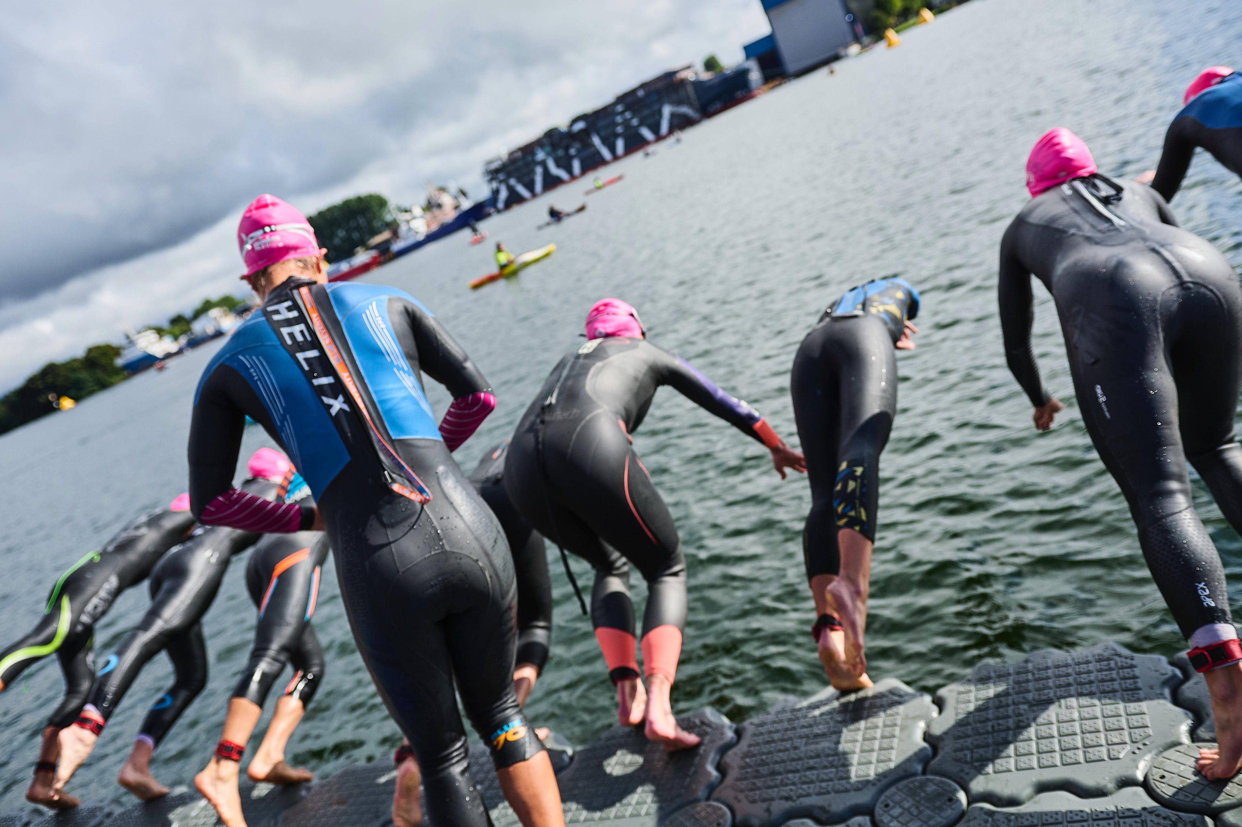 Municipalidad de Valdivia realizará travesía de natación femenina en el río Calle-Calle por el Mes de la Mujer