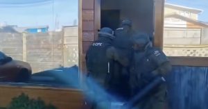 Detienen a tres personas por tráfico de drogas tras allanamientos en población Menzel de Valdivia