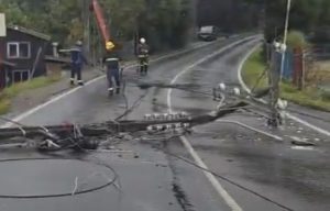 Camión derriba cables en Niebla y provoca fuerte congestión vehicular entre Valdivia y la costa