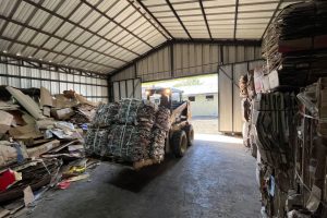 Mariquina transforma plásticos reciclados en muebles sustentables para espacios públicos