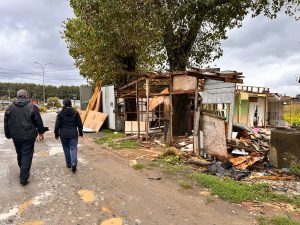 Con albergue temporal para 40 personas: Concretan el cierre del campamento Las Mulatas en Valdivia
