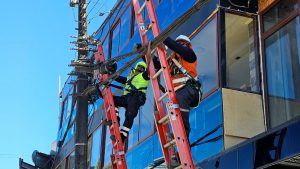 Retiran más de 22 kilómetros de cables en desuso del centro de Valdivia y anuncian segunda etapa para marzo