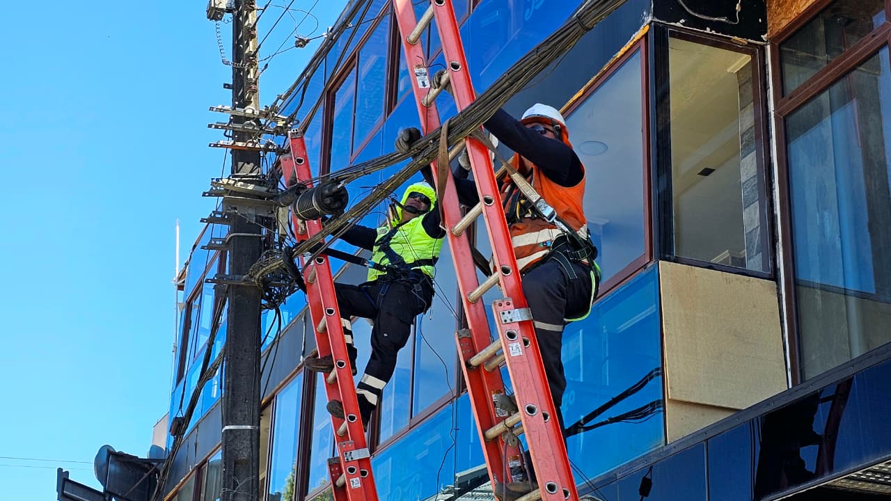 Retiran más de 22 kilómetros de cables en desuso del centro de Valdivia y anuncian segunda etapa para marzo