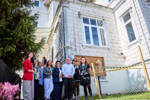 Biblioteca Municipal de Valdivia alcanza un 40% de avance en restauración de ventanales