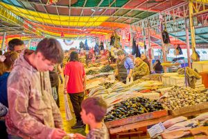 Anuncian extensión de horarios en Feria Fluvial y Mercado Municipal de Valdivia por Semana Santa
