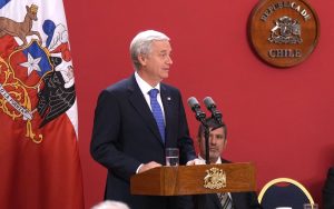 “Un equipo de Gobierno sin experiencia”: Parlamentarios de oposición arremeten contra Kast por encuesta Cadem