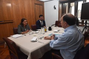 Autoridades de Los Ríos presionan al Minvu para agilizar gestión de suelos y acelerar viviendas en Valdivia