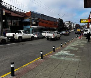 "Hay cosas que no pueden esperar": Amtmann interviene veredas críticas de Valdivia e instala barreras para evitar su destrucción