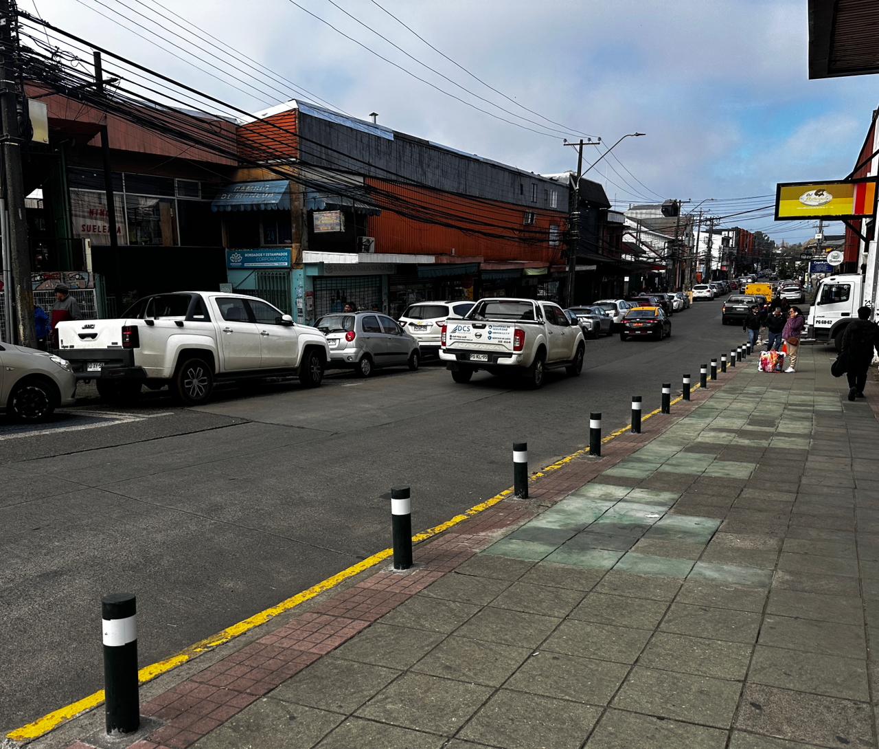 "Hay cosas que no pueden esperar": Amtmann interviene veredas críticas de Valdivia e instala barreras para evitar su destrucción