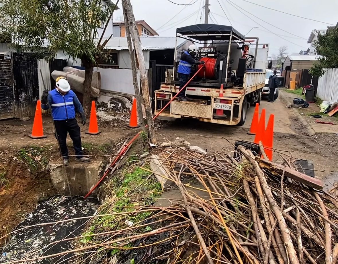 Ejecutan plan de emergencia para evitar inundaciones en sector Norte Grande de Valdivia
