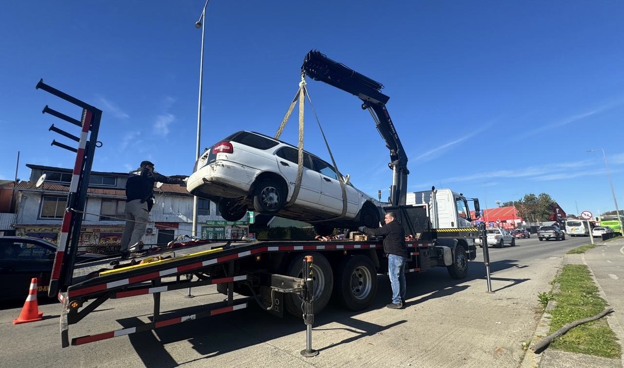 Valdivia: Retiran nuevo vehículo abandonado y aparcadero comunal alcanza cerca de 150 móviles