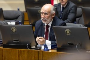 Senador Iván Flores solicita fiscalización al Servicio Médico Legal por crisis sanitaria y operativa