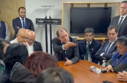 "Grábeme, grábeme": Ministro Poduje protagoniza tensa reunión en Valdivia