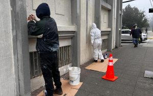 Acuerdo judicial obliga a jóvenes a reparar rayados en Mercado de Valdivia