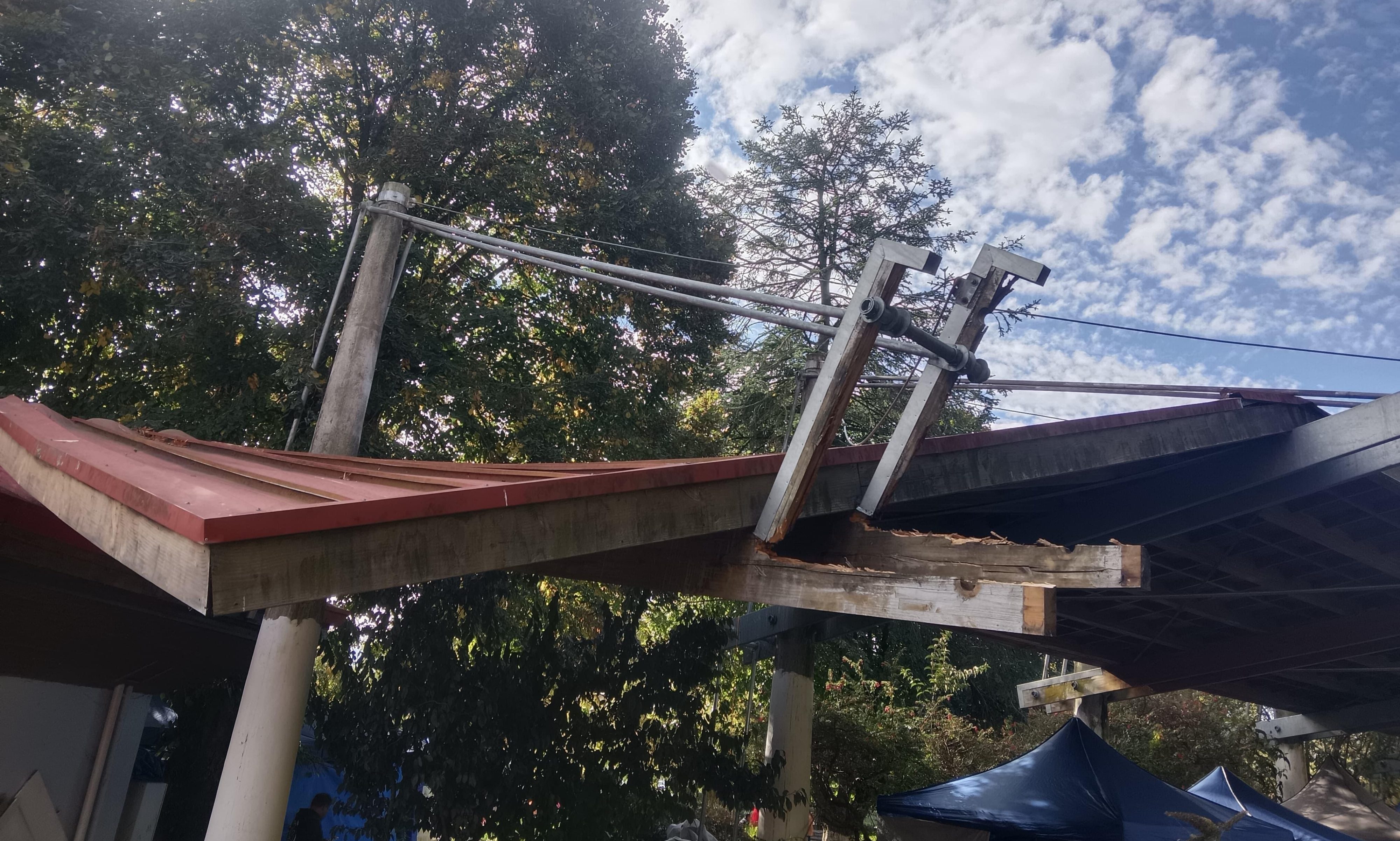 Techo de la plaza de Paillaco colapsó y debió restringirse el tránsito peatonal